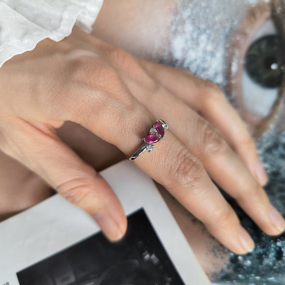 Серебряное кольцо с рубином, фианитами
