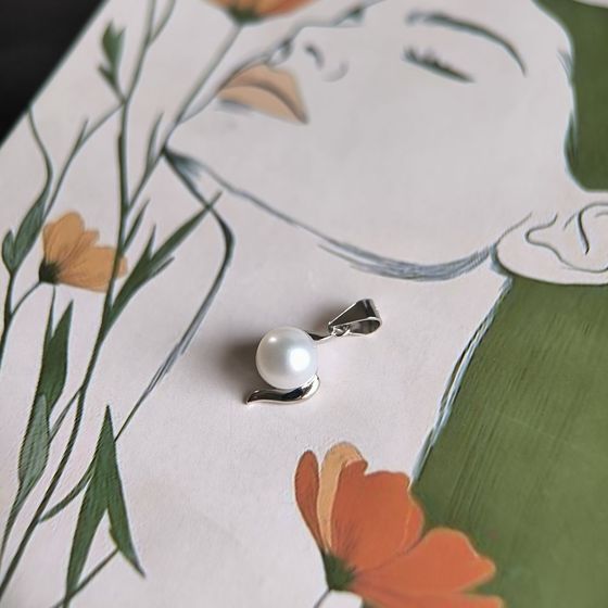 Серебряная подвеска с жемчугом