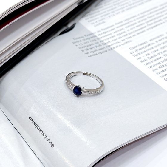 Серебряное кольцо с сапфиром 0.828ct, фианитами