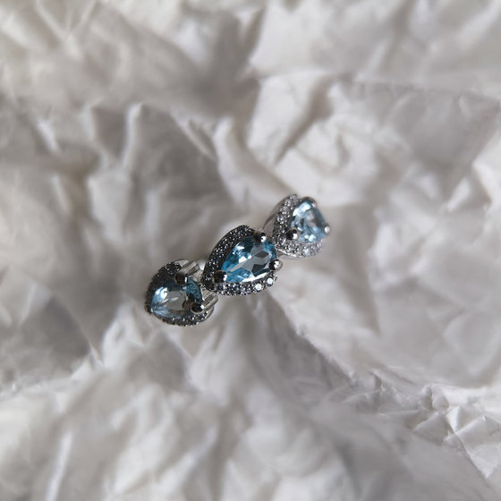 Серебряное кольцо с топазом 1.601ct, фианитами