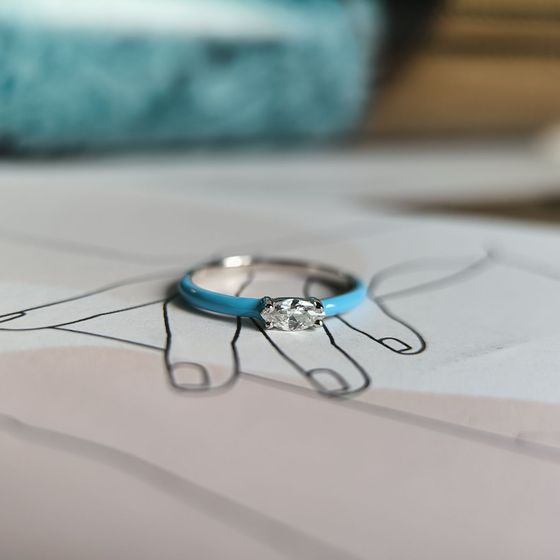 Серебряное кольцо с фианитами, емаллю