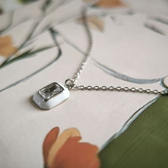 Серебряное колье с фианитами, емаллю