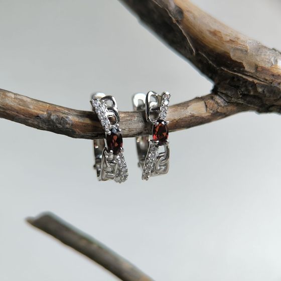Серебряные серьги с гранатом 0.913ct, фианитами
