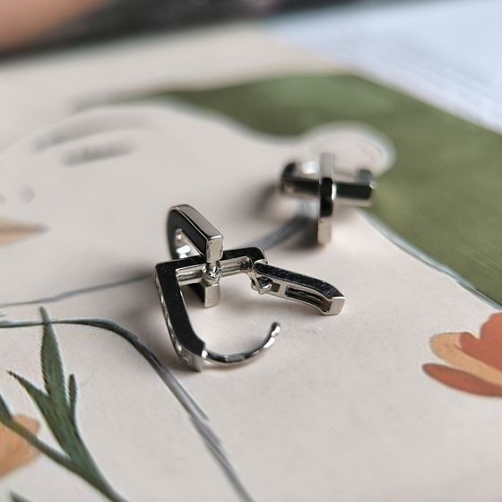 Серебряные серьги с фианитами, емаллю