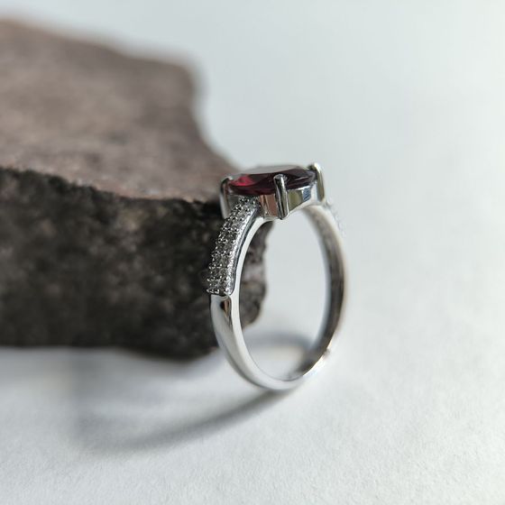 Серебряное кольцо с гранатом nano, фианитами