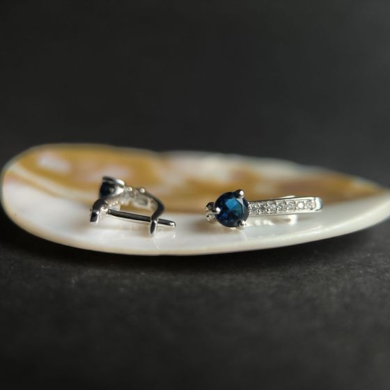 Серебряные серьги с сапфиром nano 0.899ct, фианитами