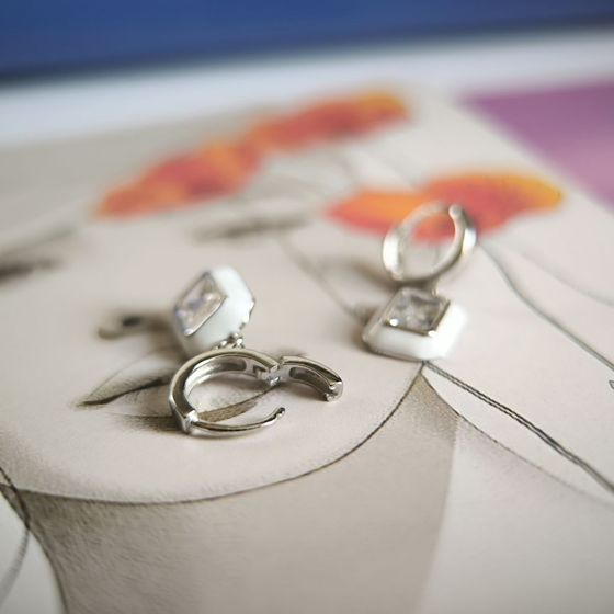 Серебряные серьги с фианитами, емаллю