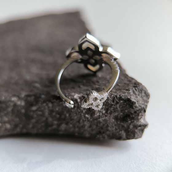 Серебряное кольцо с перламутром, фианитами