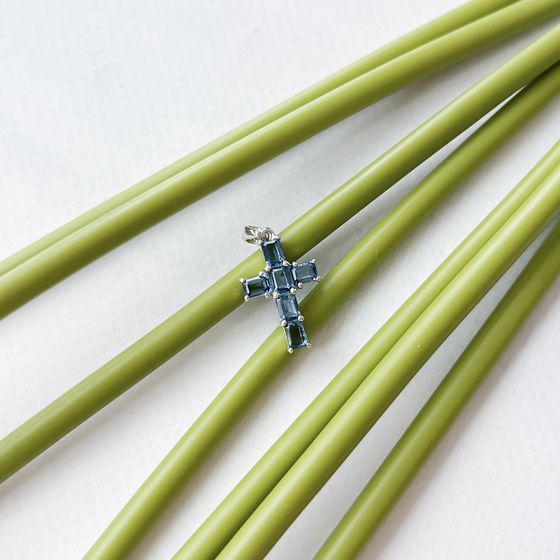 Серебряный крестик с танзанитом nano