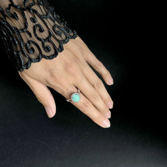 Серебряное кольцо с изумрудом, фианитами