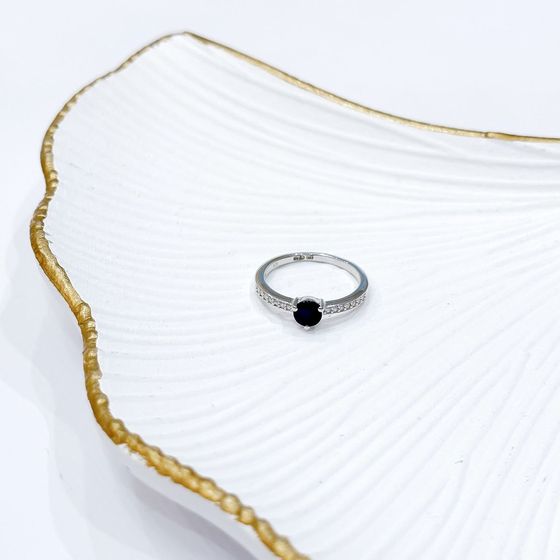 Серебряное кольцо с сапфиром 0.828ct, фианитами