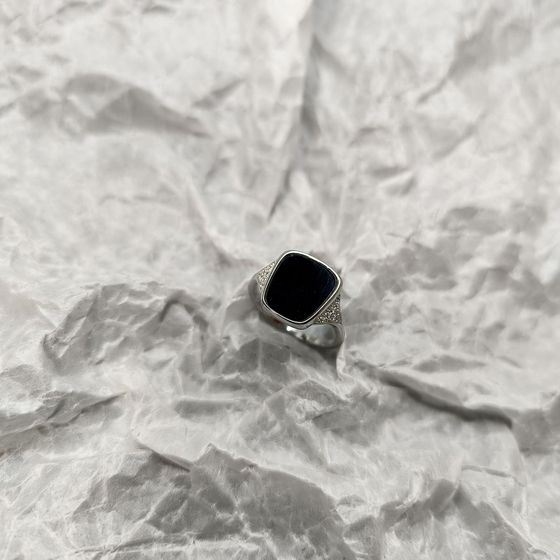 Серебряное кольцо с ониксом Серебряное кольцо с ониксом