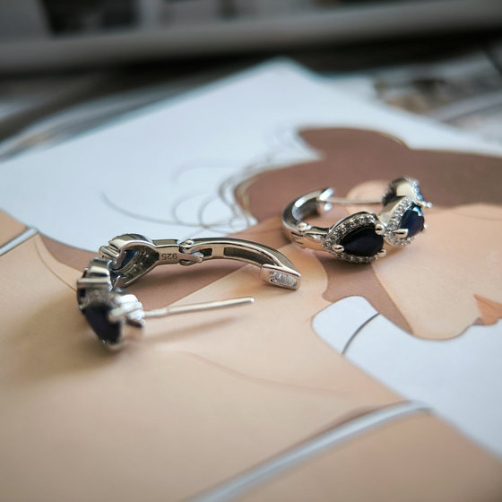Серебряные серьги с сапфиром 3.264ct, фианитами