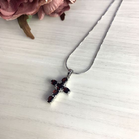 Серебряный крестик с гранатом
