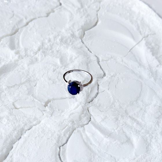 Серебряное кольцо с сапфиром 3.873ct, фианитами