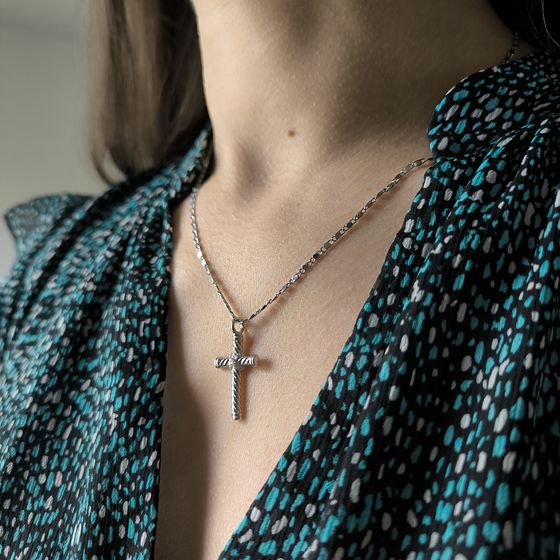 Серебряный крестик без камней