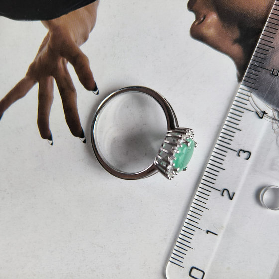 Серебряное кольцо с изумрудом 2.836ct, фианитами