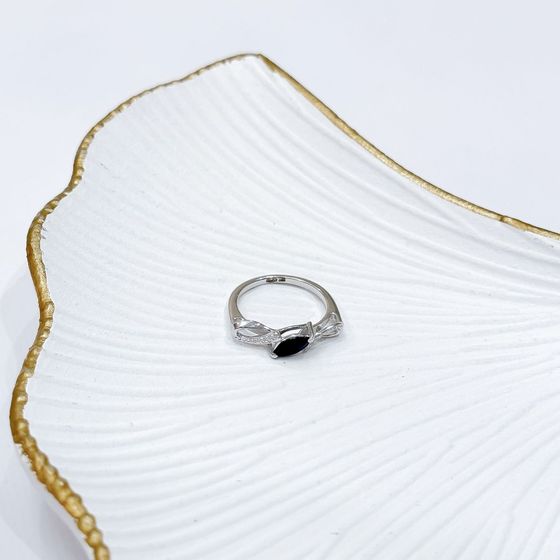 Серебряное кольцо с сапфиром 0.62ct, фианитами