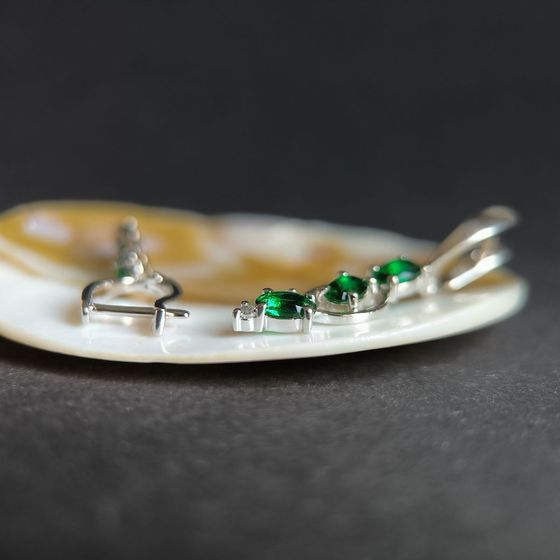 Серебряные серьги с изумрудом nano 2.338ct