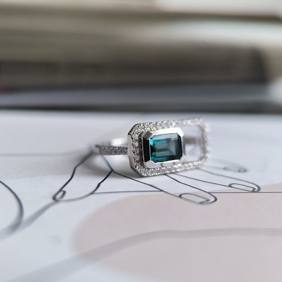 Серебряное кольцо с топазом Лондон Блю 1.313ct, фианитами