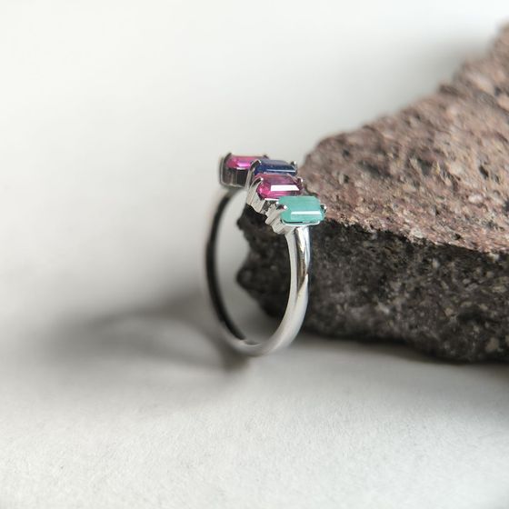 Серебряное кольцо с сапфиром 1.792ct, рубином, изумрудом