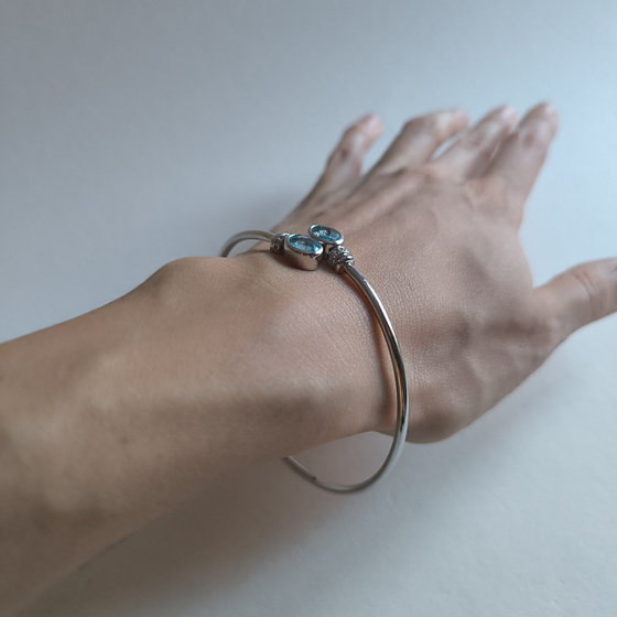 Серебряный браслет с топазом 2.996ct, фианитами