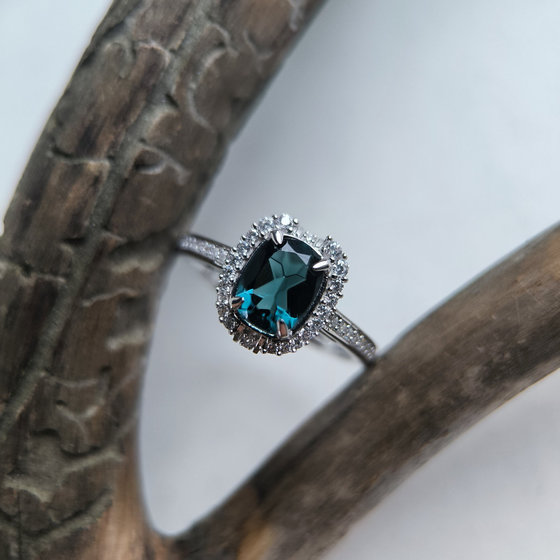 Серебряное кольцо с топазом Лондон Блю 1.821ct