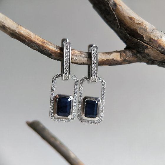 Серебряные серьги с сапфиром 3.321ct, фианитами