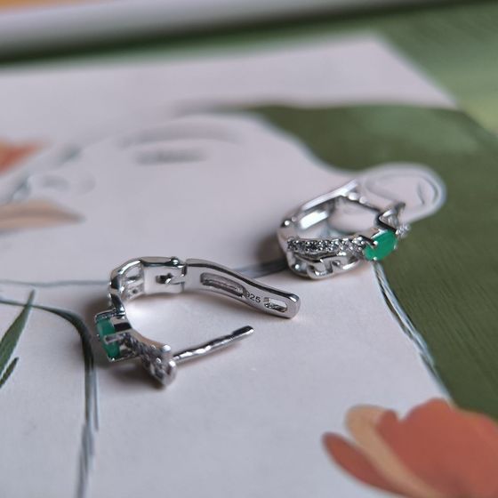 Серебряные серьги с изумрудом, фианитами