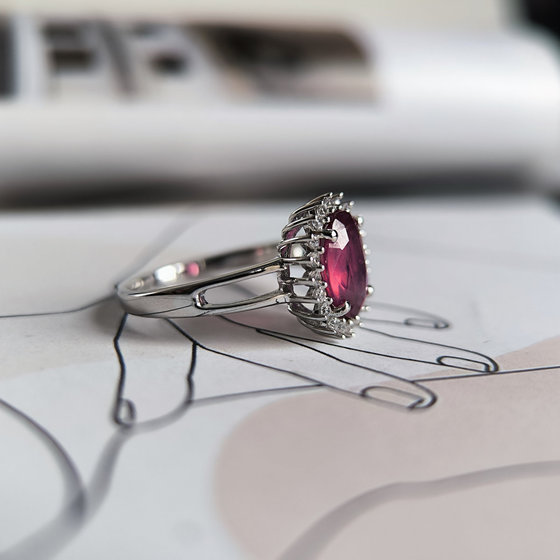 Серебряное кольцо с рубином, фианитами