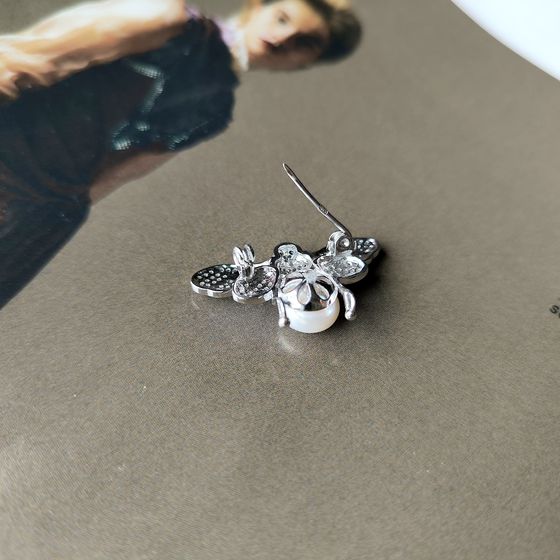 Серебряная брошка с жемчугом