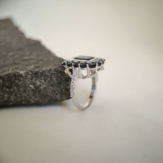 Серебряное кольцо с сапфиром 5.82ct, фианитами