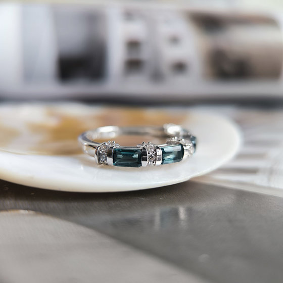 Серебряное кольцо с топазом Лондон Блю 1.71ct, фианитами