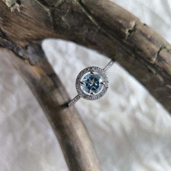 Серебряное кольцо с топазом 1.424ct, фианитами