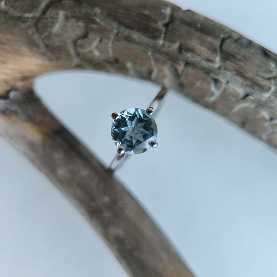 Серебряное кольцо с топазом 2.219ct