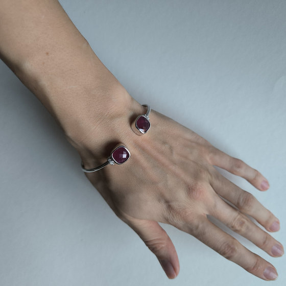 Серебряный браслет с рубином 9.699ct, фианитами