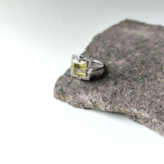 Серебряное кольцо с зеленим кварцем 5.04ct, фианитами