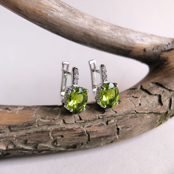 Серебряные серьги с хризолітом 3.494ct