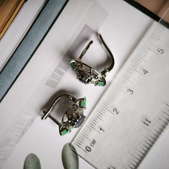 Серебряные серьги с сапфиром 4.337ct, изумрудом, фианитами