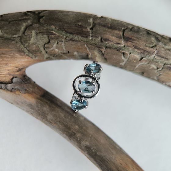 Серебряное кольцо с топазом Лондон Блю 1.007ct