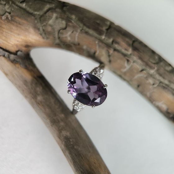 Серебряное кольцо с александритом 8.205ct, фианитами