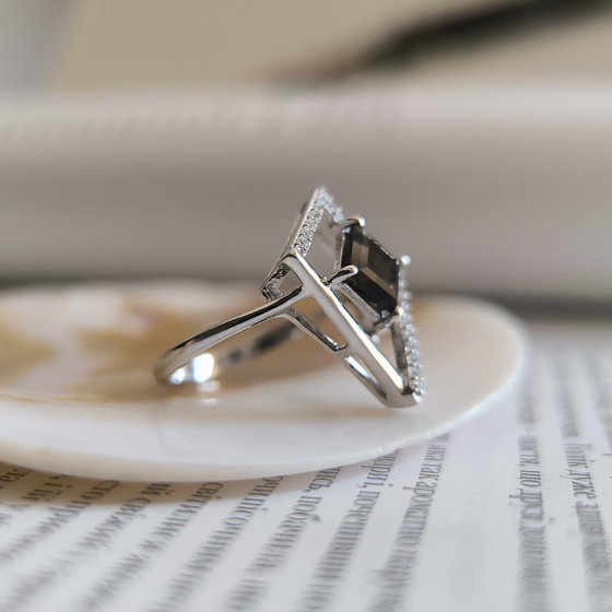 Серебряное кольцо с раухтопазом (дымчатым кварцем) 1.347ct, фианитами