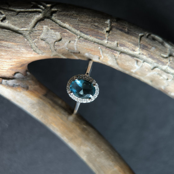 Серебряное кольцо с топазом Лондон Блю 1.031ct, фианитами