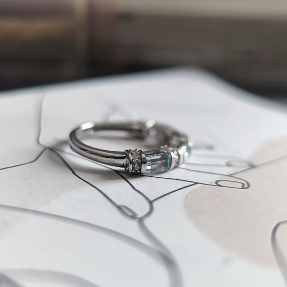 Серебряное кольцо с топазом 2.27ct, фианитами