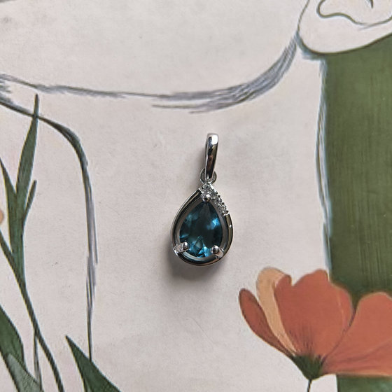 Серебряная подвеска с топазом Лондон Блю 0.844ct, фианитами