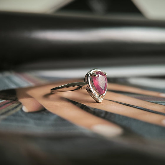 Серебряное кольцо с рубином 1.513ct, фианитами