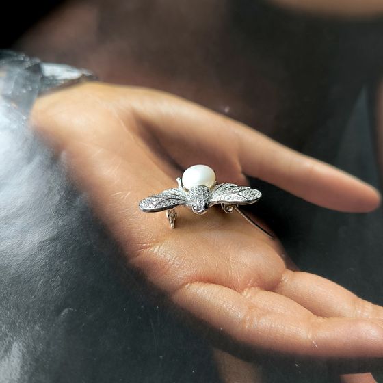 Серебряная брошка с жемчугом