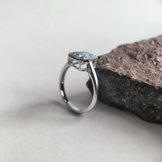 Серебряное кольцо с топазом 1.888ct