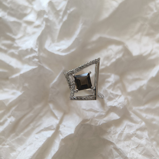 Серебряное кольцо с раухтопазом (дымчатым кварцем) 1.347ct, фианитами