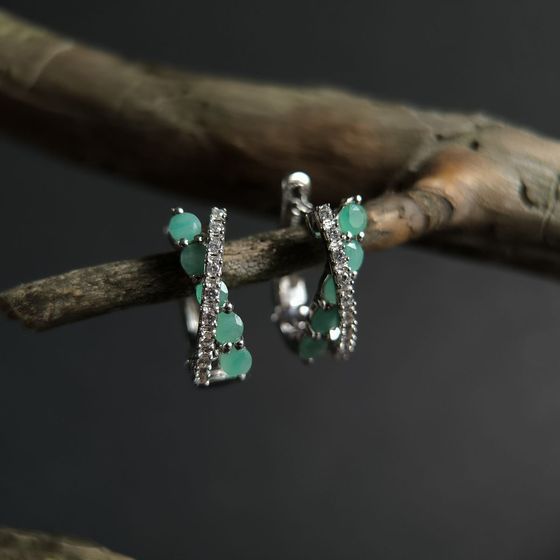 Серебряные серьги с изумрудом, фианитами